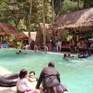 Kegiatan Foto : Libur Lebaran, Ratusan Warga Padati Wisata Air Telaga Ciburial Tenjolaya