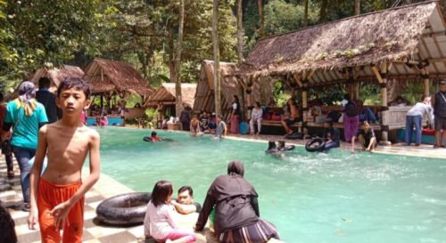 Kegiatan Foto : Libur Lebaran, Ratusan Warga Padati Wisata Air Telaga Ciburial Tenjolaya