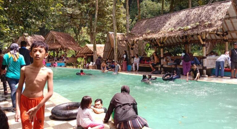 Kegiatan Foto : Libur Lebaran, Ratusan Warga Padati Wisata Air Telaga Ciburial Tenjolaya