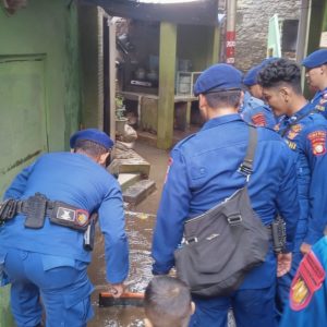 Ditpolairud Polda Metro Jaya Bersama Satgas Bang Jasri Bersihkan Permukiman Terdampak Banjir di Kebon Pala