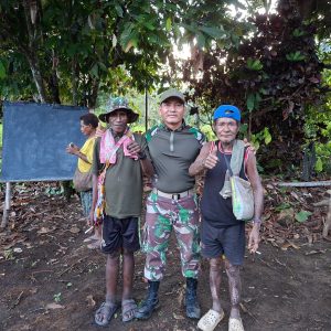 Lewat Anjangsana, Satgas Yonif 121/MK Serap Aspirasi Warga Kampung Tuali Demi Kemajuan Desa