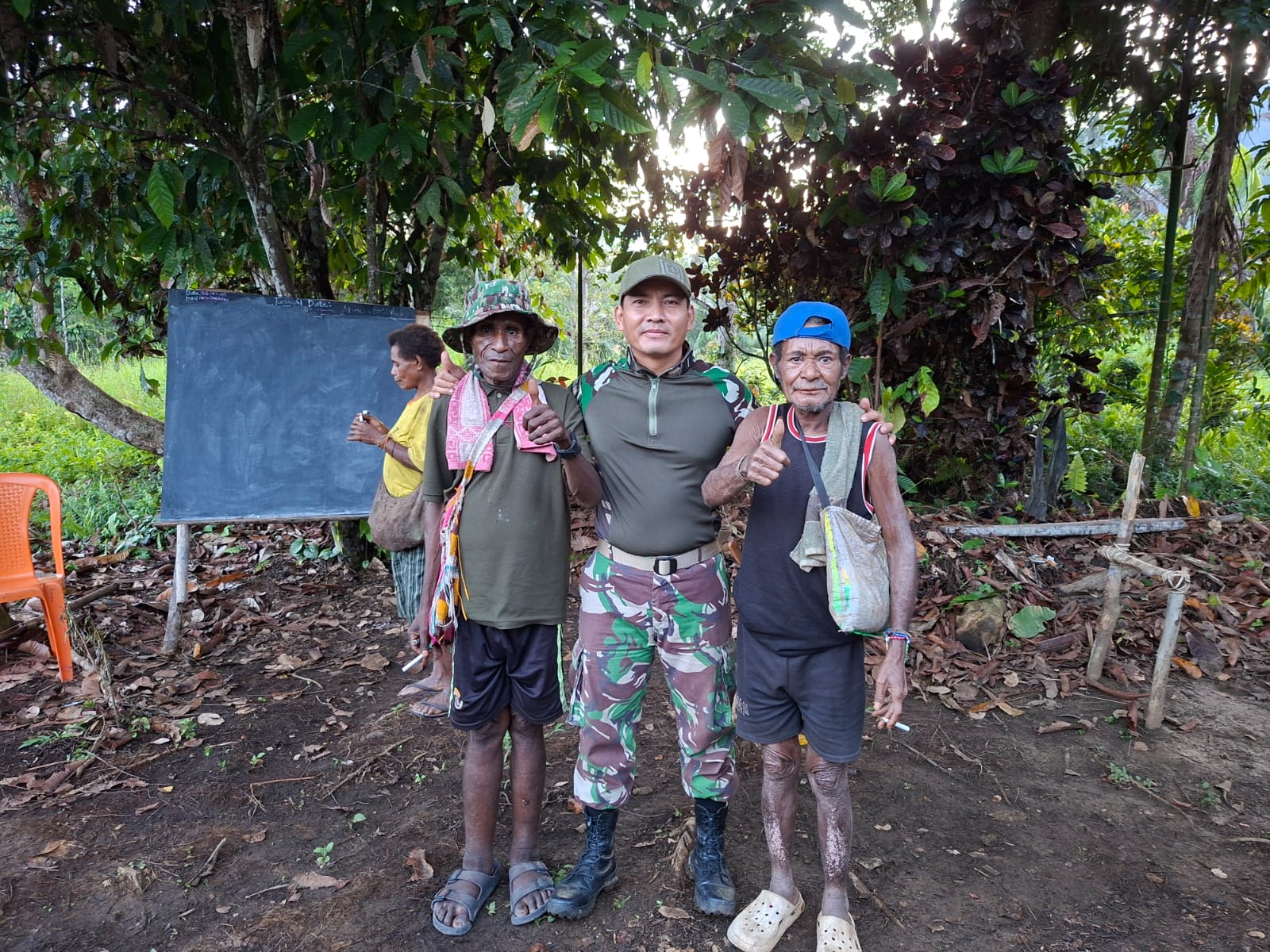 Lewat Anjangsana, Satgas Yonif 121/MK Serap Aspirasi Warga Kampung Tuali Demi Kemajuan Desa