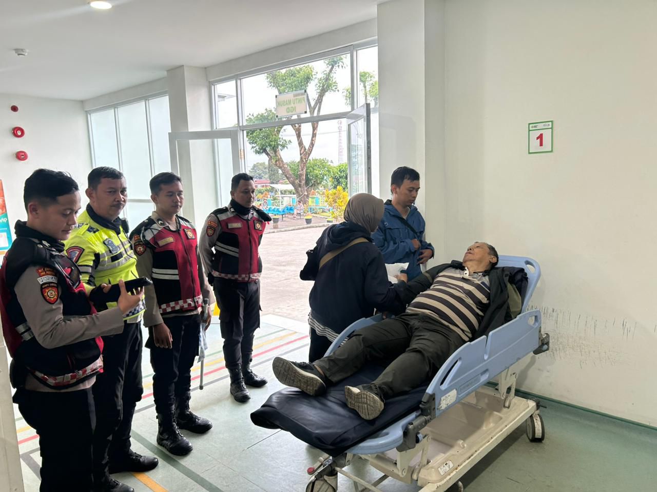 Wujud Respon Cepat, Anggota Polri Evakuasi Lansia Darurat Medis ke Rumah Sakit di Gunung Mas Bogor