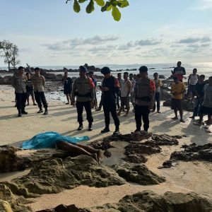 Breaking News : Tim SAR Brimob Polda Babel Evakuasi Temuan Mayat Tanpa Identitas di Pantai Kepala Dua Desa Tanjung Gunung