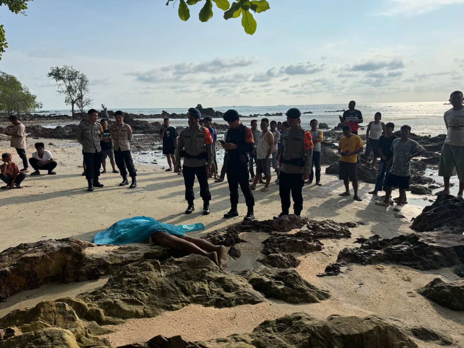 Breaking News : Tim SAR Brimob Polda Babel Evakuasi Temuan Mayat Tanpa Identitas di Pantai Kepala Dua Desa Tanjung Gunung