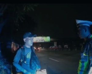 Humanis di Arus Balik, Polantas Tangsel Bantu Pemudik Kehabisan Ongkos Hingga Tiba di Rumah