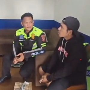 Polisi Bantu Pemudik Kehabisan Ongkos di Serpong, Aksi Humanis di Tengah Arus Mudik