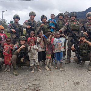 Patroli Satgas Ops Damai Cartenz di Intan Jaya: Interaksi dengan Warga dan Anak-anak di Sugapa