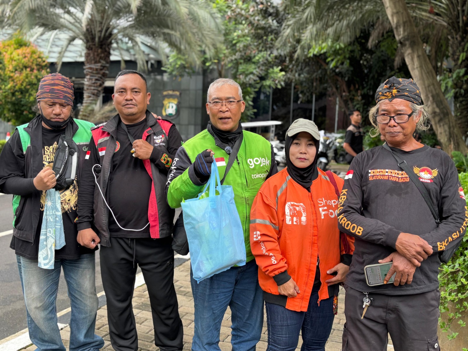 Polda Metro Jaya Gelar Jumat Peduli, Bagikan Sembako kepada Masyarakat