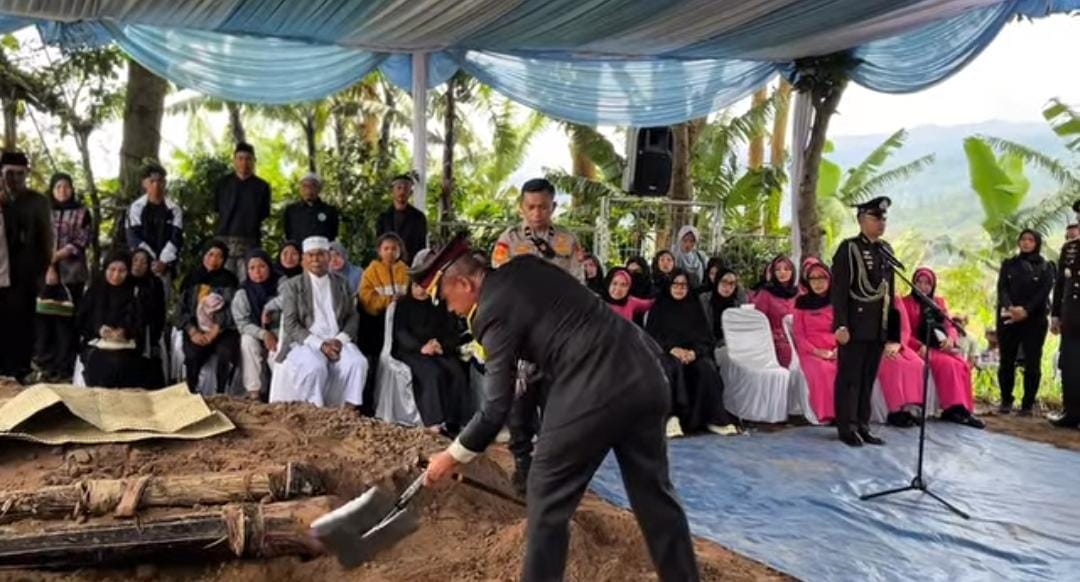 Duka Mendalam Polri, Penghormatan Terakhir bagi Kombes Pol. Deden Somantri Diiringi Isak Tangis
