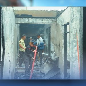 Gerak Cepat Brimob Polda Sumut Bantu Padamkan Kebakaran di Pematangsiantar