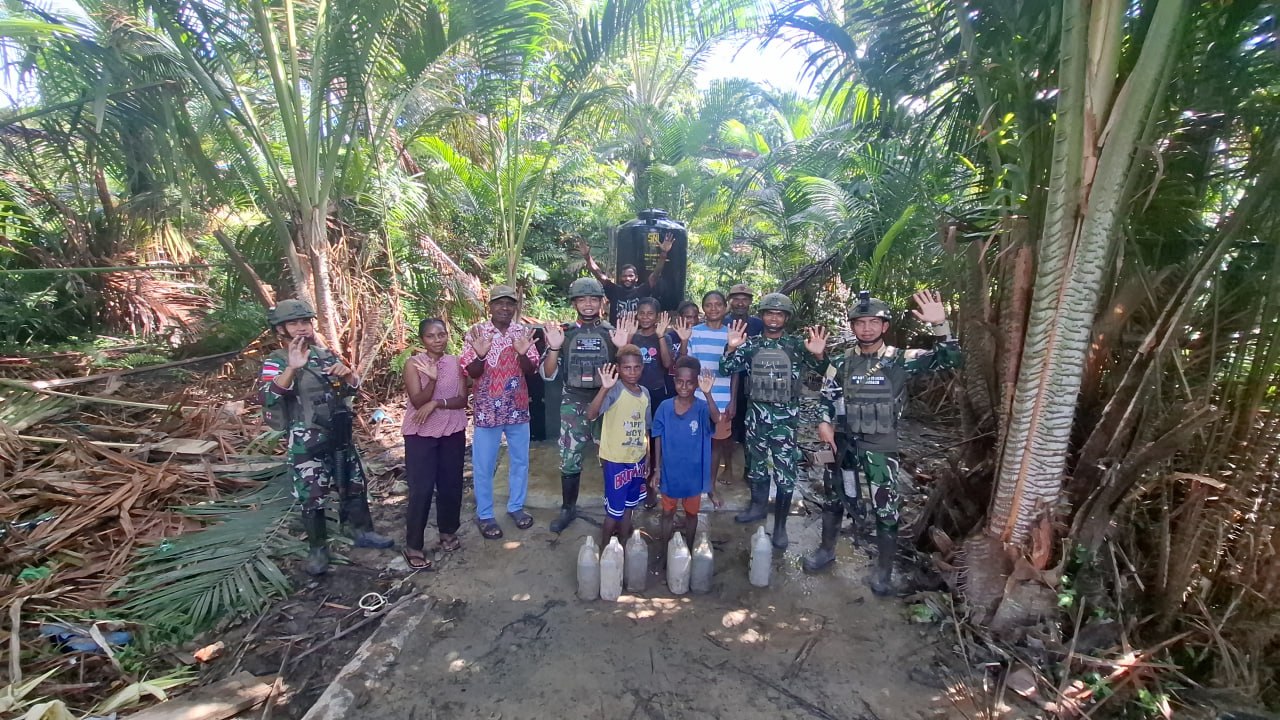 Wujud Kepedulian TNI, Satgas Yonif 121/MK Serahkan Fasilitas Air Bersih kepada masyarakat perbatasan