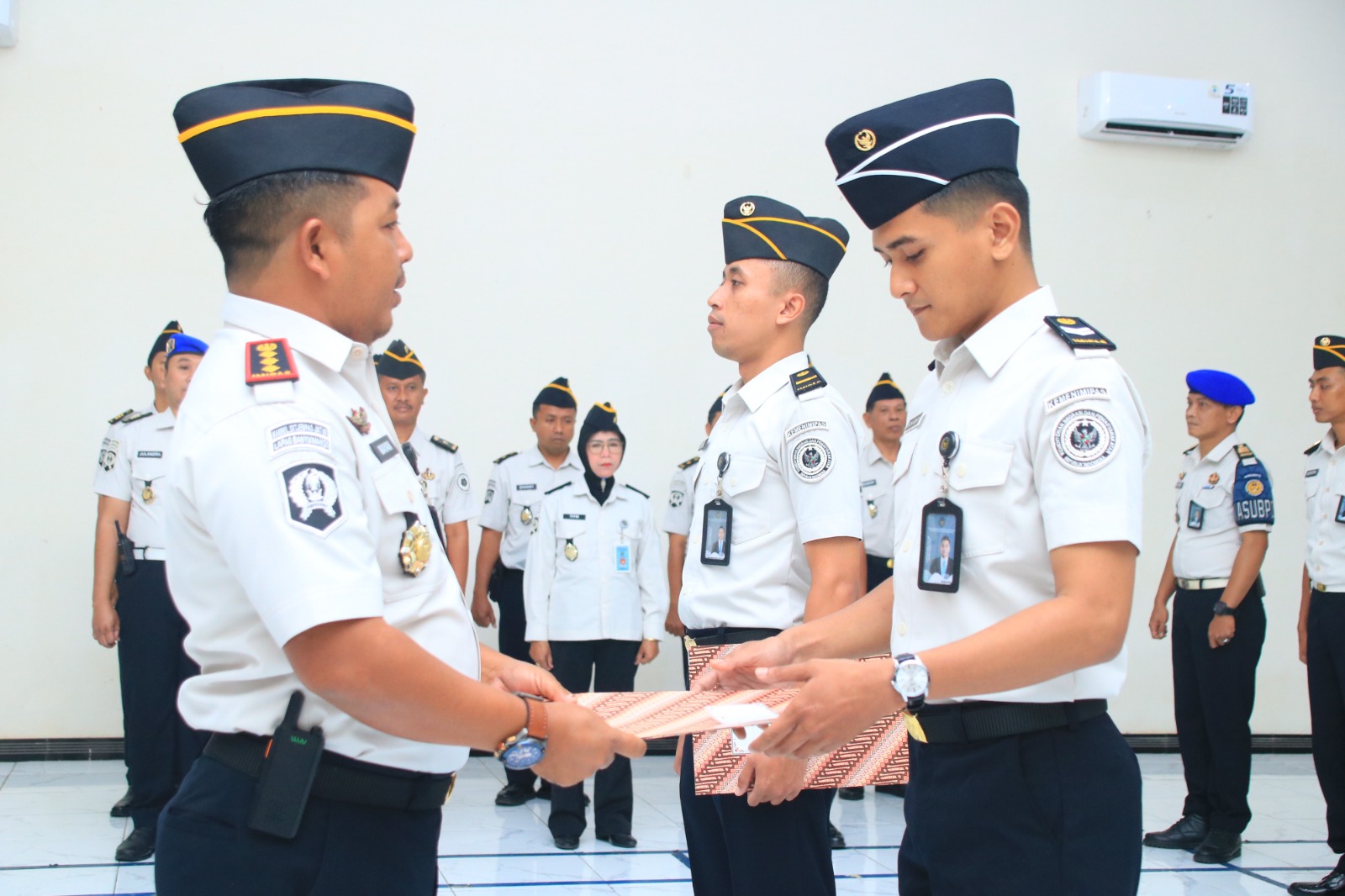 Kalapas Banyuwangi Sematkan Tanda Pangkat Baru: Semakin Tinggi Pangkat, Semakin Besar Tanggung Jawabnya