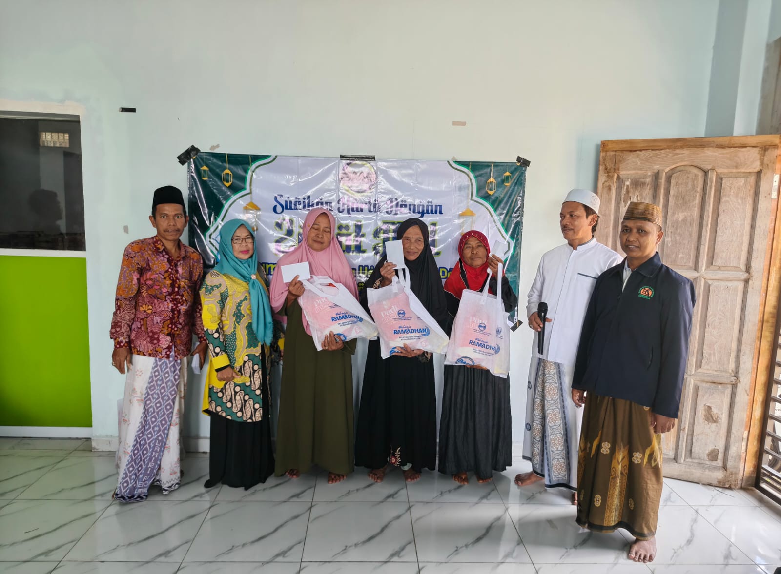 BUMDES Desa Sokobanah Tengah Bagikan Zakat Kepada  50 Anak Yatim, Warga Kurang Mampu dan Kaum Duafa