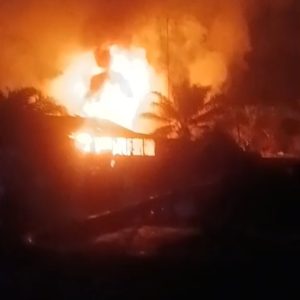 Api Berkobar di Keluang! Diduga Tempat Penyulingan Minyak Ilegal Milik Y.N. Terbakar
