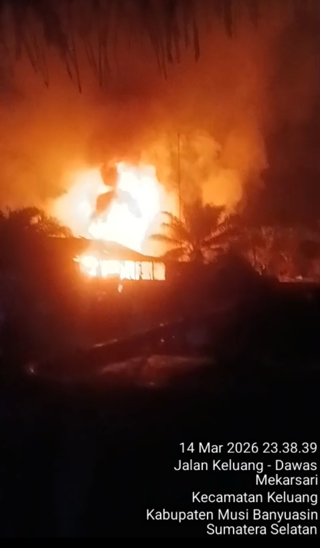 Api Berkobar di Keluang! Diduga Tempat Penyulingan Minyak Ilegal Milik Y.N. Terbakar