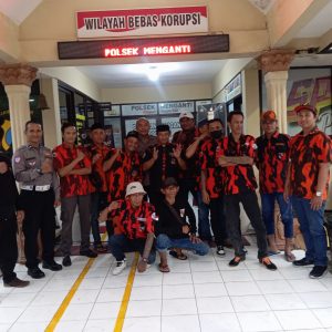 Pemuda Pancasila PAC Menganti Bagikan Ratusan Takjil kepada Pengguna Jalan