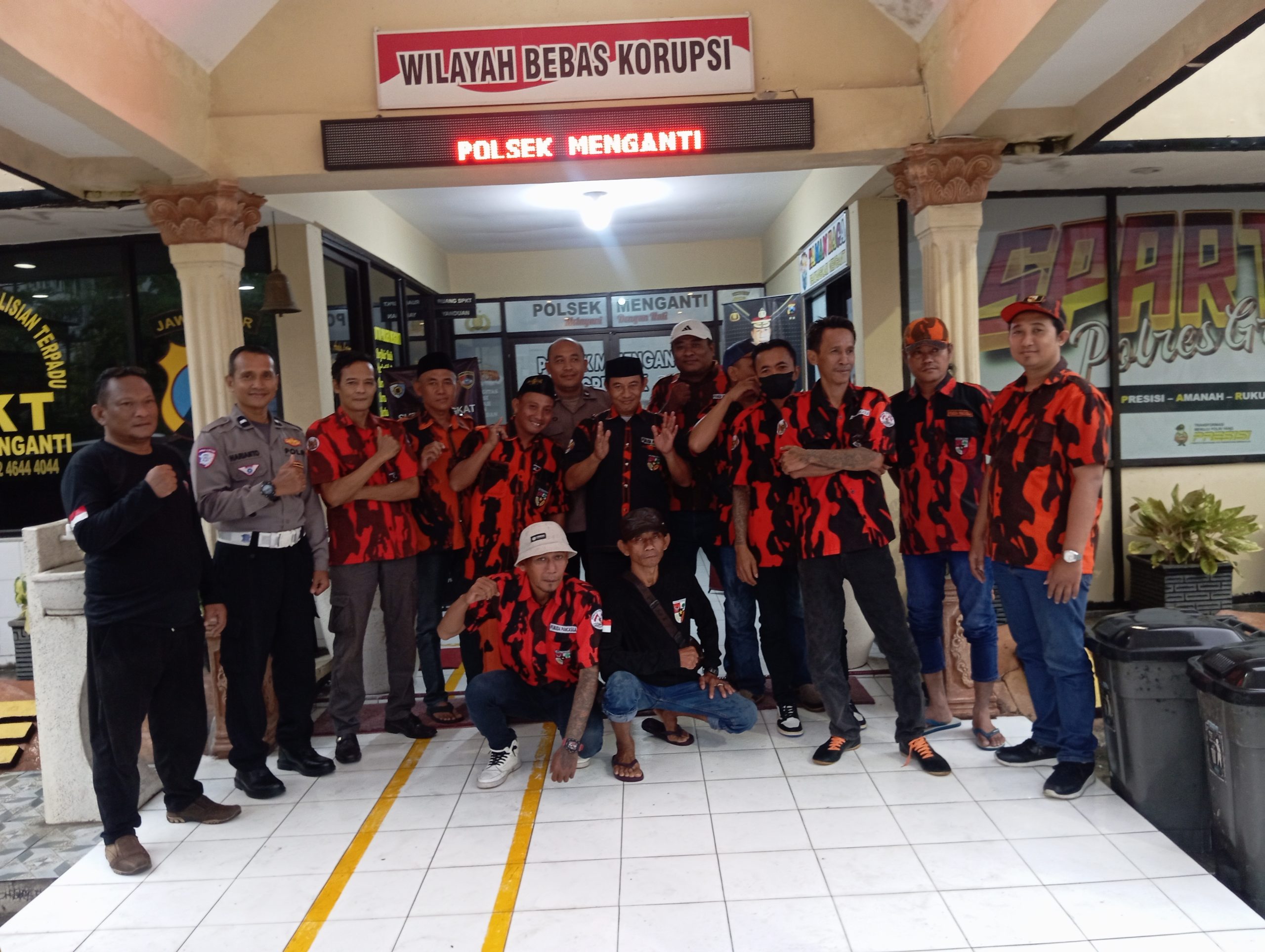 Pemuda Pancasila PAC Menganti Bagikan Ratusan Takjil kepada Pengguna Jalan