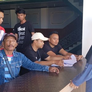 Owner Sampang Water Park Yang Juga Ketum MADAS Berbagi Baju dan Sarung Lebaran Idul Fitri 1 Syawal 1447 H/ 2026