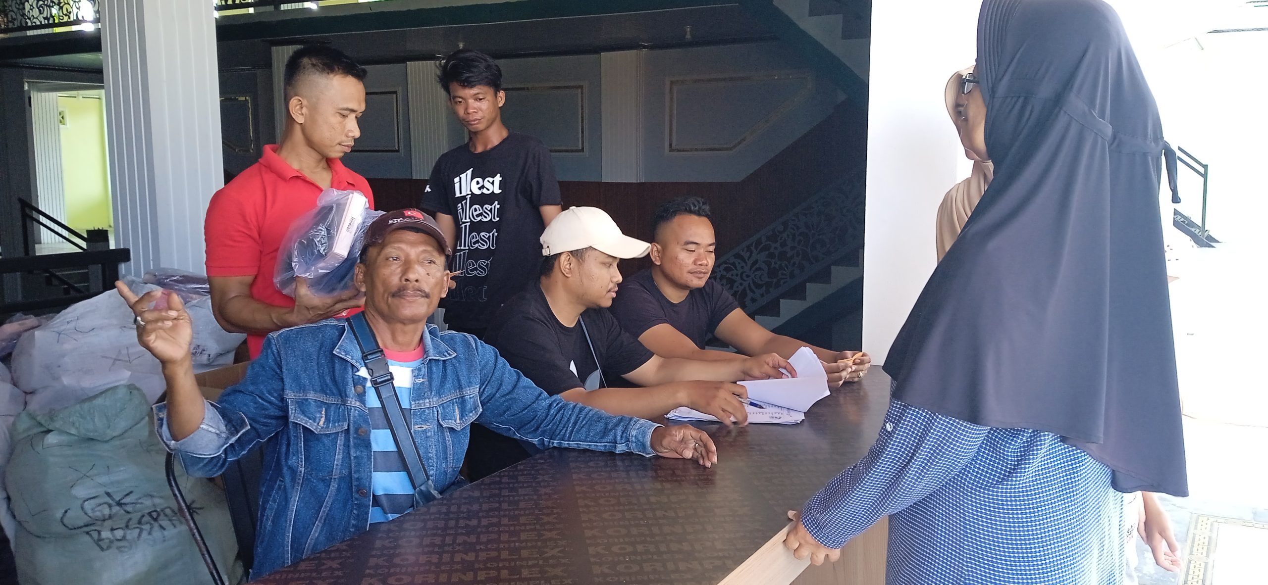 Owner Sampang Water Park Yang Juga Ketum MADAS Berbagi Baju dan Sarung Lebaran Idul Fitri 1 Syawal 1447 H/ 2026