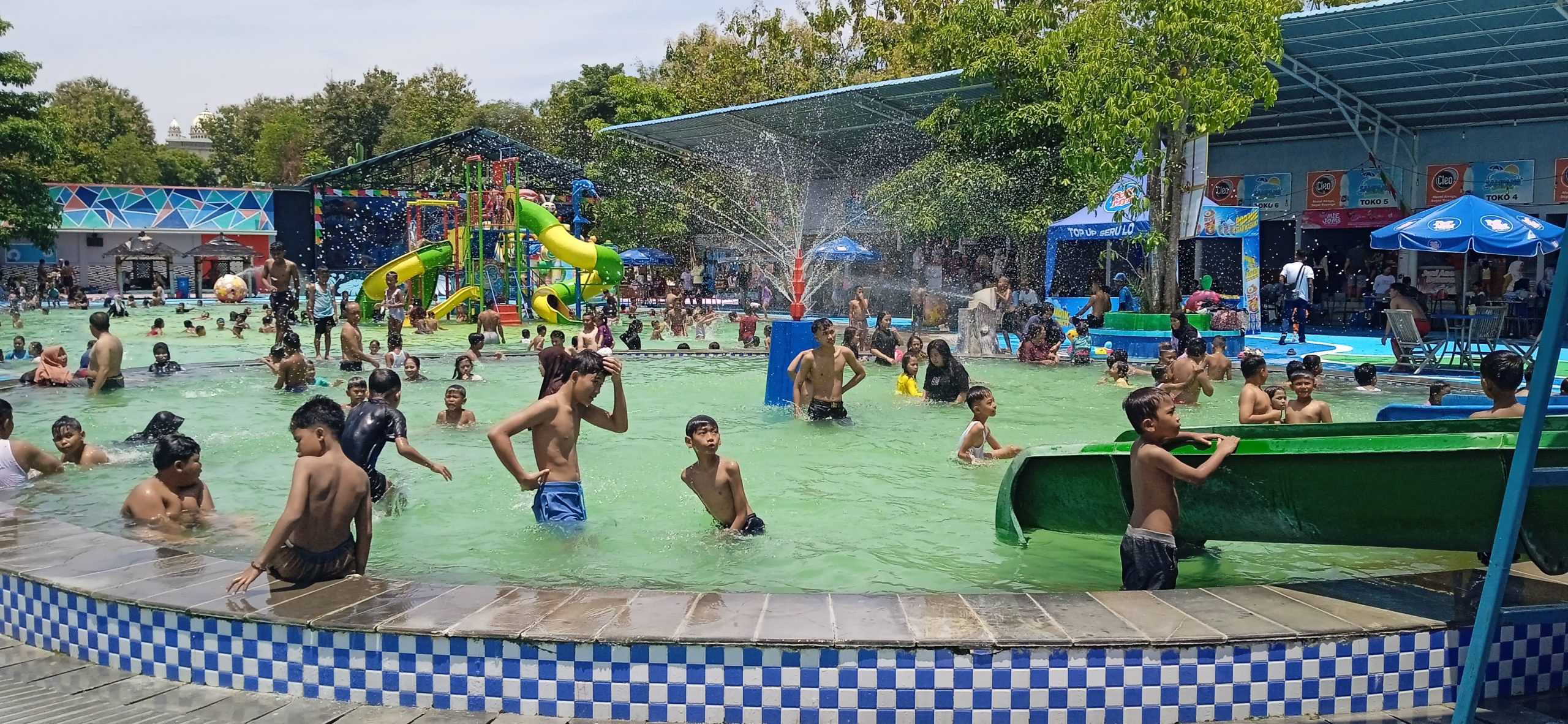 Kepincut, Pengunjung Asal Jakarta Kunjungi Sampang Water Park di Hari Kedua Lebaran Idul Fitri 1447 H / Tahun 2026