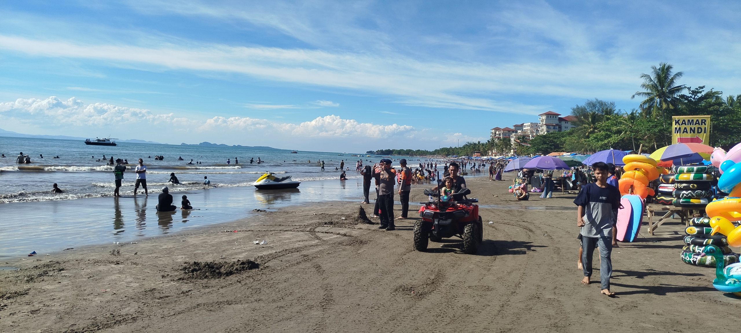 Wisata Pantai Anyer Ramai Pengunjung, UMKM Lokal Ikut Terdongkrak