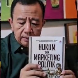 Kegiatan Foto : Ketua DPD PSI Kota Depok, Binton Nadapdap, meluncurkan buku berjudul Hukum dan Marketing politik