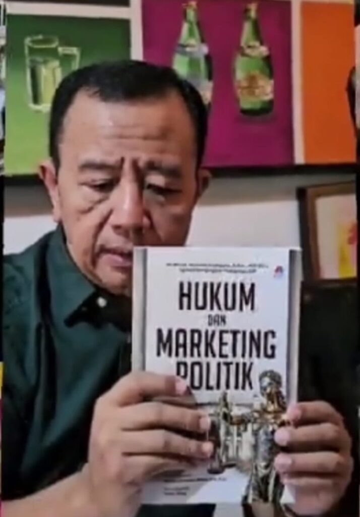 Kegiatan Foto : Ketua DPD PSI Kota Depok, Binton Nadapdap, meluncurkan buku berjudul Hukum dan Marketing politik