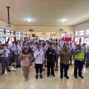 Kesbangpol Bali : 100 Siswa Jalani Tes Urine Dengan Hasil Negatif Pada Sosialisasi Pencegahan Narkoba Di SMA Negeri 1 Pupuan