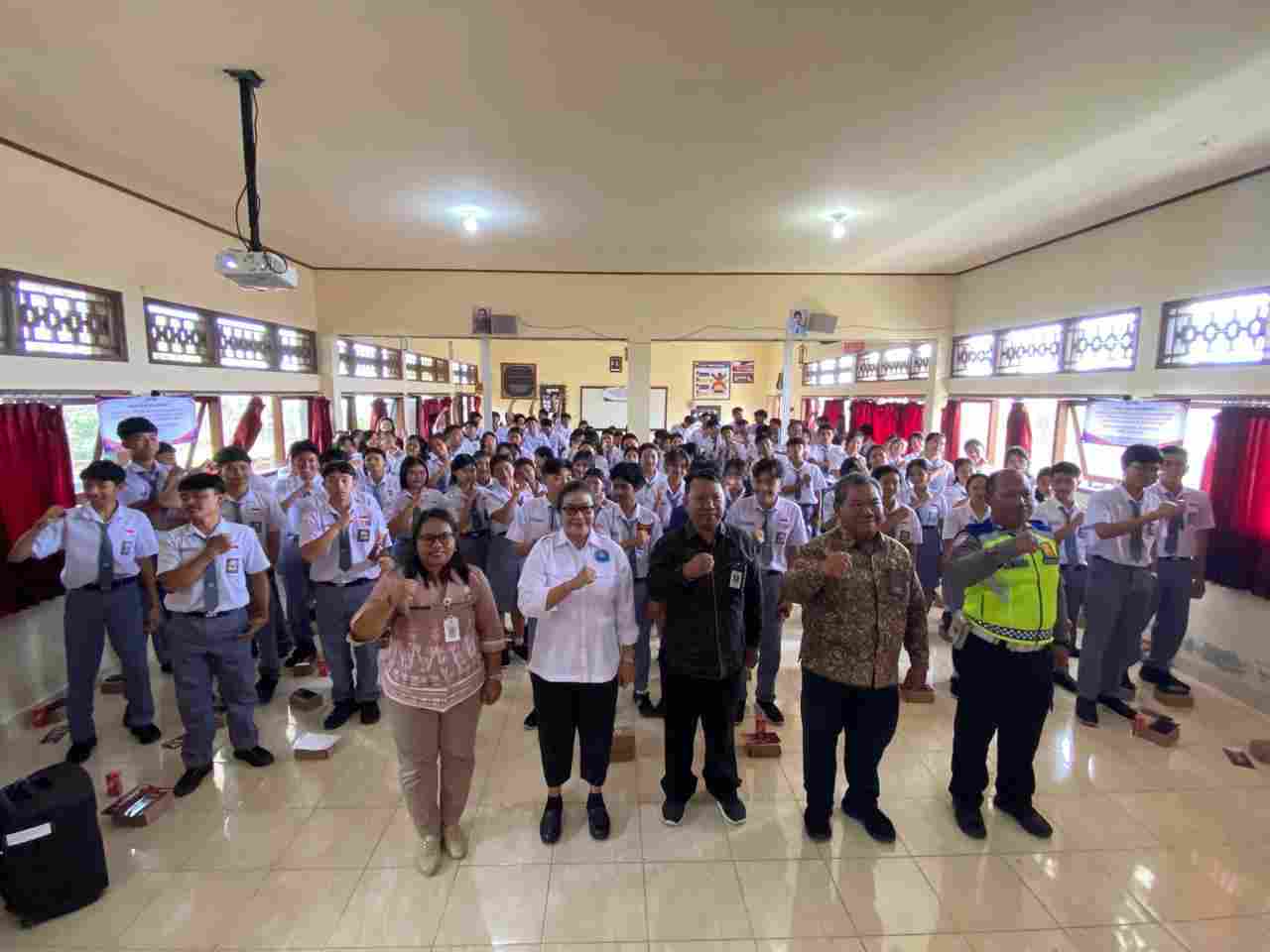 Kesbangpol Bali : 100 Siswa Jalani Tes Urine Dengan Hasil Negatif Pada Sosialisasi Pencegahan Narkoba Di SMA Negeri 1 Pupuan