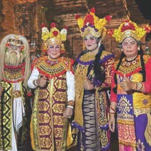 Rektor UPMI Bali Dan Mahasiswa Ngayah Calonarang Di Pura Dalem Sagening Sesetan, Bagian Dari Pelestarian Seni Budaya