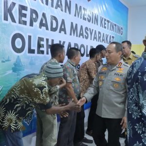 Dorong Ekonomi Pesisir, Kapolda Riau Bantu Nelayan Meranti dengan 20 Mesin Ketinting