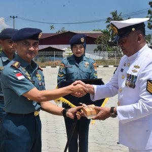 Purna Tugas Dengan Kehormatan, Danlanal Bintan Lepas Keberangkatan Serma Kom (Purn) Muzadi
