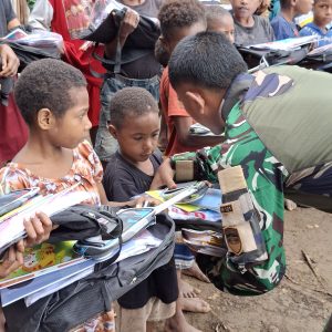 Satgas Yonif 121/MK Pos Tuali Tanamkan Semangat Belajar Melalui Program Gadik di SD Inpres Kampung Tuali