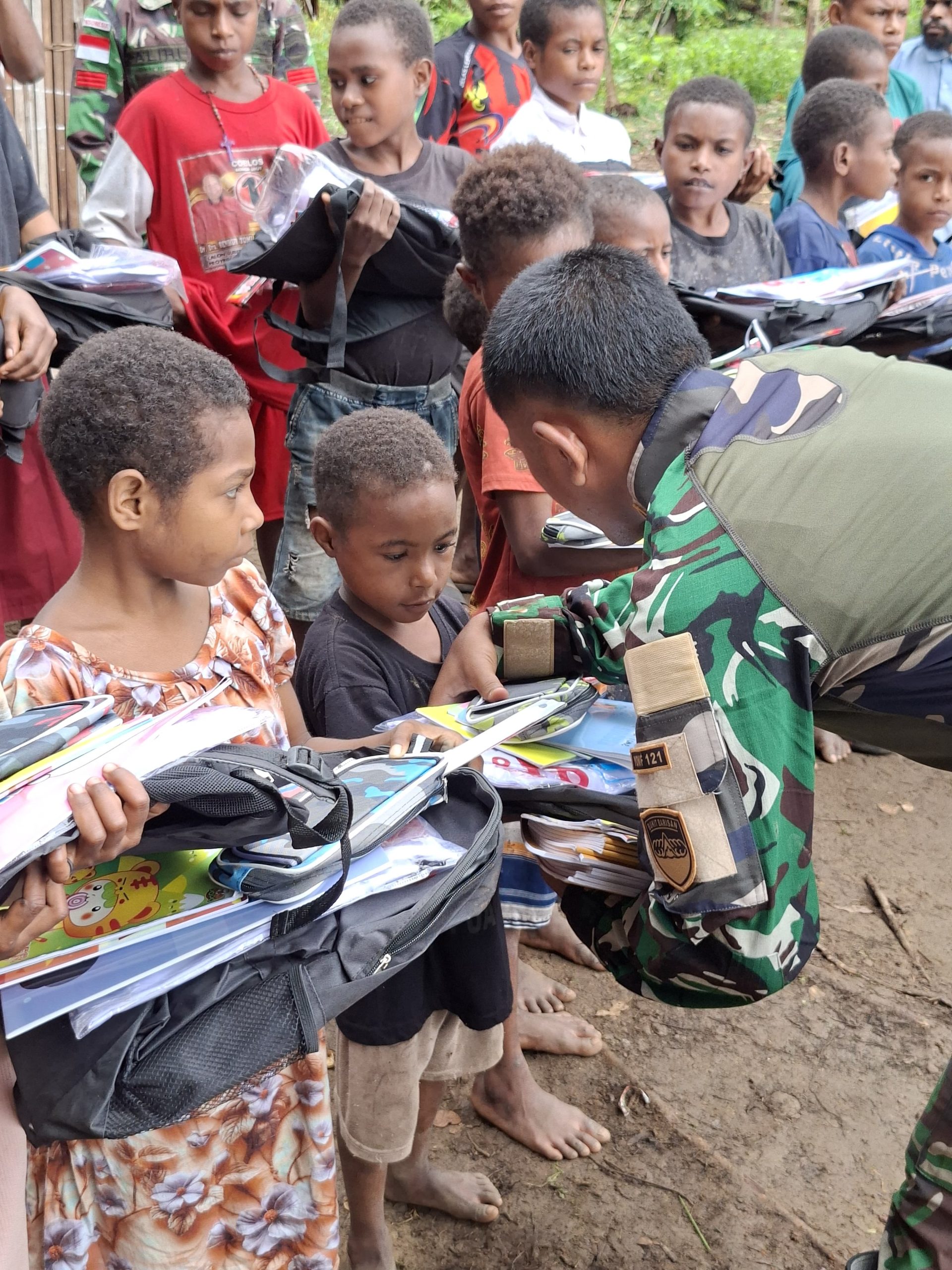 Satgas Yonif 121/MK Pos Tuali Tanamkan Semangat Belajar Melalui Program Gadik di SD Inpres Kampung Tuali