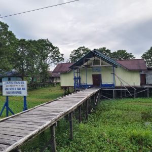 Satgas Yonif 123/Rajawali Pos Suator Bersama Masyarakat Gelar Aksi Bersih Gereja Sambut Kenaikan Isa Almasih