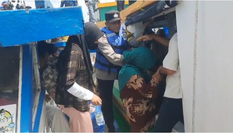 Aksi Cepat Polisi Evakuasi 54 Penumpang KM Ansori Mati Mesin di Perairan Kepulauan Seribu, Semua Selamat