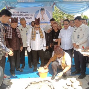 Ketua Umum Peradi Otto Hasibuan Memulai Peletakkan Batu Pertama Pembangunan 3 Ruang Kelas Baru SMAN 12 Padang