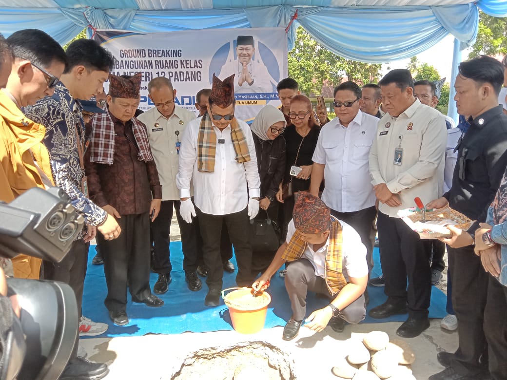 Ketua Umum Peradi Otto Hasibuan Memulai Peletakkan Batu Pertama Pembangunan 3 Ruang Kelas Baru SMAN 12 Padang