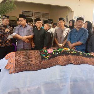 Asisten 1 Pemprov Sumbar Ahmad Zakri Melepas Almarhum Yul Ardi Menuju Tempat Peristirahatan Terakhir, Diantar Ratusan Pelayat