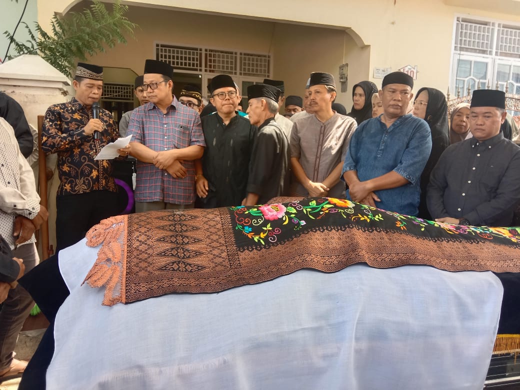 Asisten 1 Pemprov Sumbar Ahmad Zakri Melepas Almarhum Yul Ardi Menuju Tempat Peristirahatan Terakhir, Diantar Ratusan Pelayat