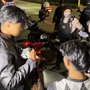 Patroli Brimob Polda Metro Jaya Membubarkan Pemuda Saat Pesta Miras Di Jakarta Timur