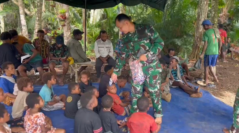 Di Tengah Keterbatasan, Satgas Yonif 121/MK dan Warga Tuali Rayakan Paskah Penuh Sukacita