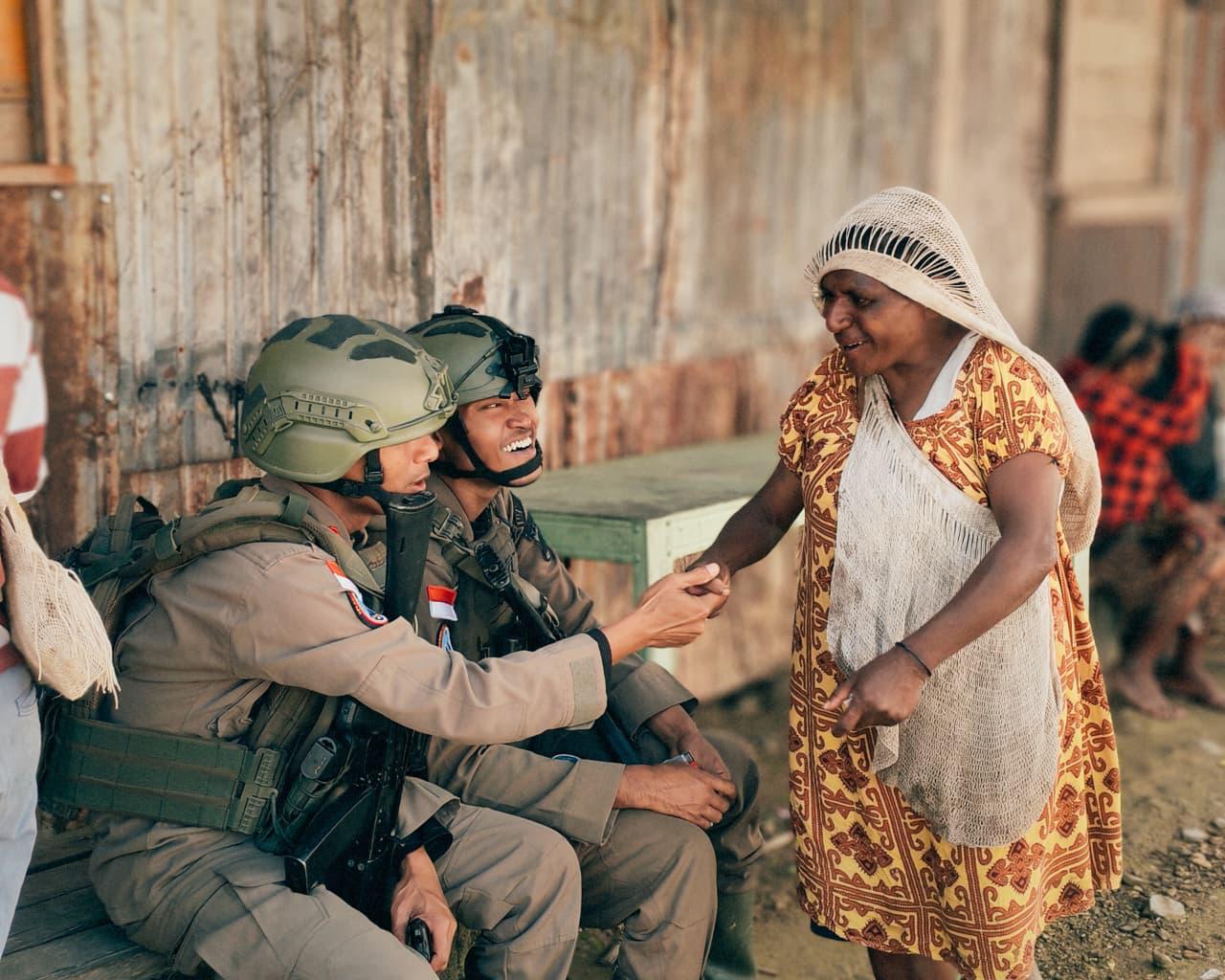 Satgas Damai Cartenz Hadir di Tengah Masyarakat, Pastikan Ibadah Berjalan Aman di Distrik Kiwirok
