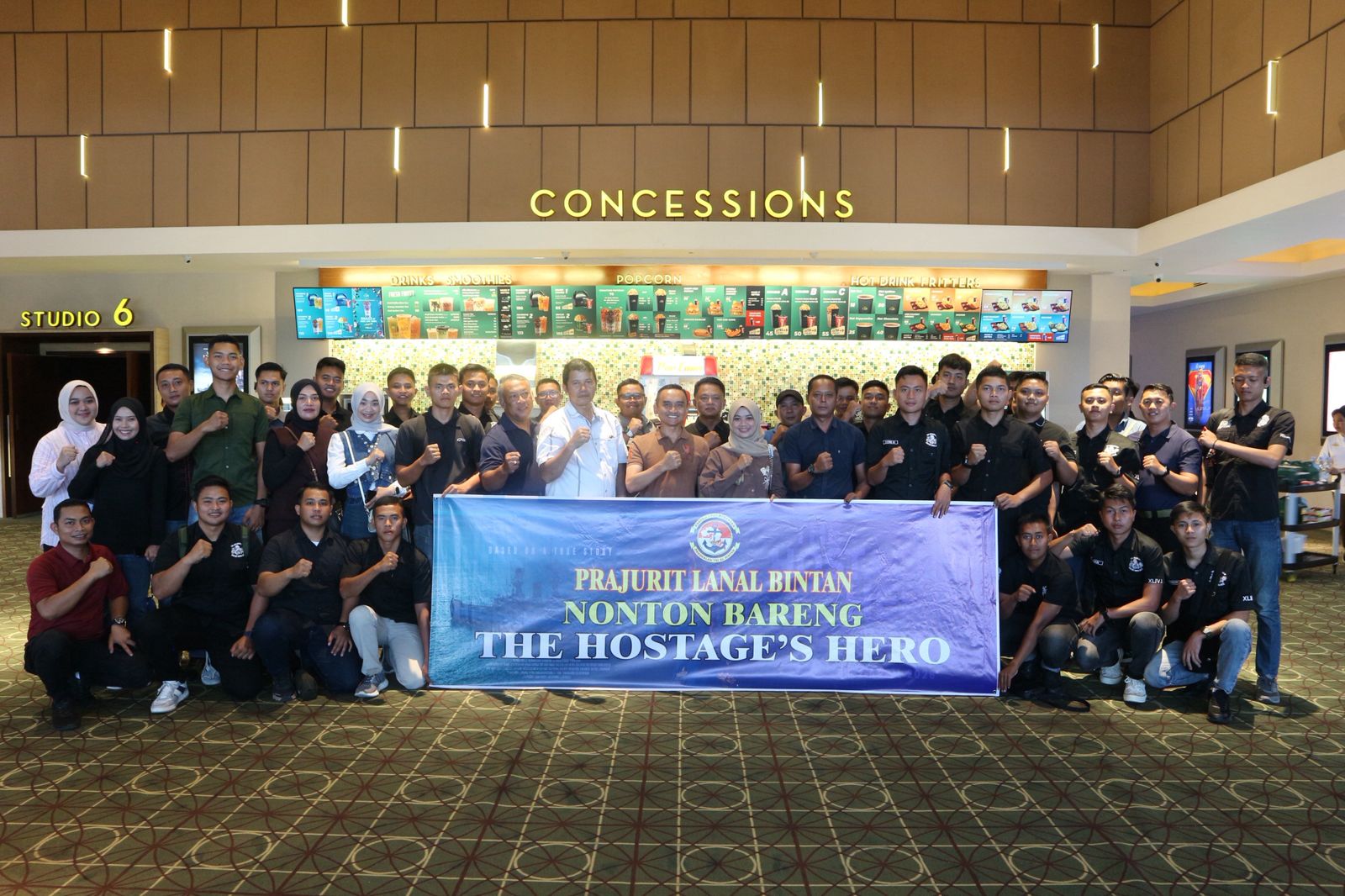Bangkitkan Semangat Kepahlawanan, Danlanal Bintan Ajak Prajurit Nobar Film The Hostage’s Hero