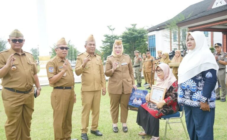Pemkab Musi Rawas Berikan Penghargaan kepada ASN yang Memasuki Masa Purna Tugas
