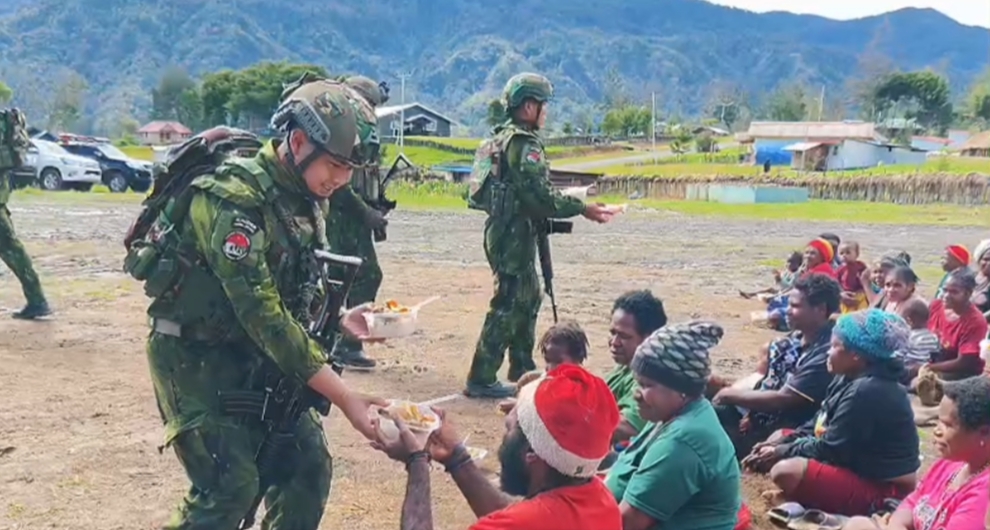 Koops TNI Habema Berbagi Kasih: Bagikan Sembako, Makan Bergizi Gratis, dan Pelayanan Kesehatan kepada Masyarakat Distrik Gome