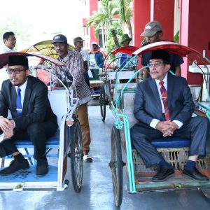 Bupati dan Wabup Sumenep Naik Becak, Pemkab Terapkan Rabu Hemat BBM untuk ASN dan BUMD