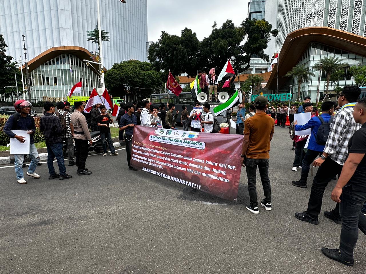 Aksi Penyampaian Pendapat Organisasi Mahasiswa Islam di Jakpus Kondusif, Polisi Bagikan Roti dan Air Mineral