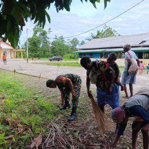 Babinsa Koramil 1710-07/Mapurujaya Ajak Warga Gotong Royong Bersihkan Halaman Gereja